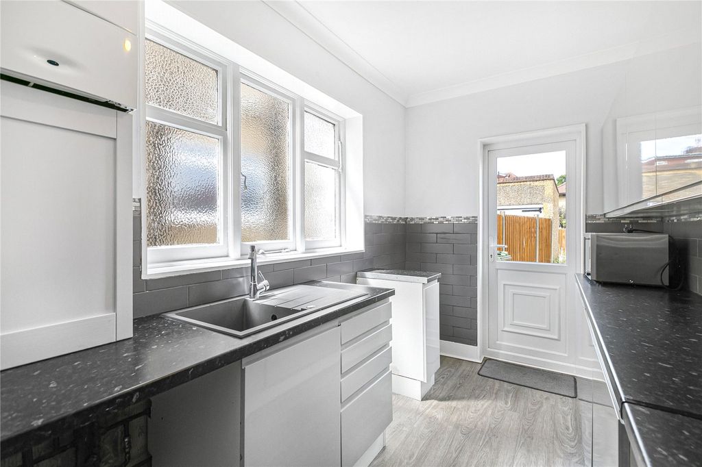Property photo 3 of 18 Kitchen