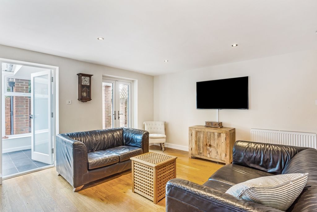 Property photo 1 of 18 Pebble Cottage 32...
