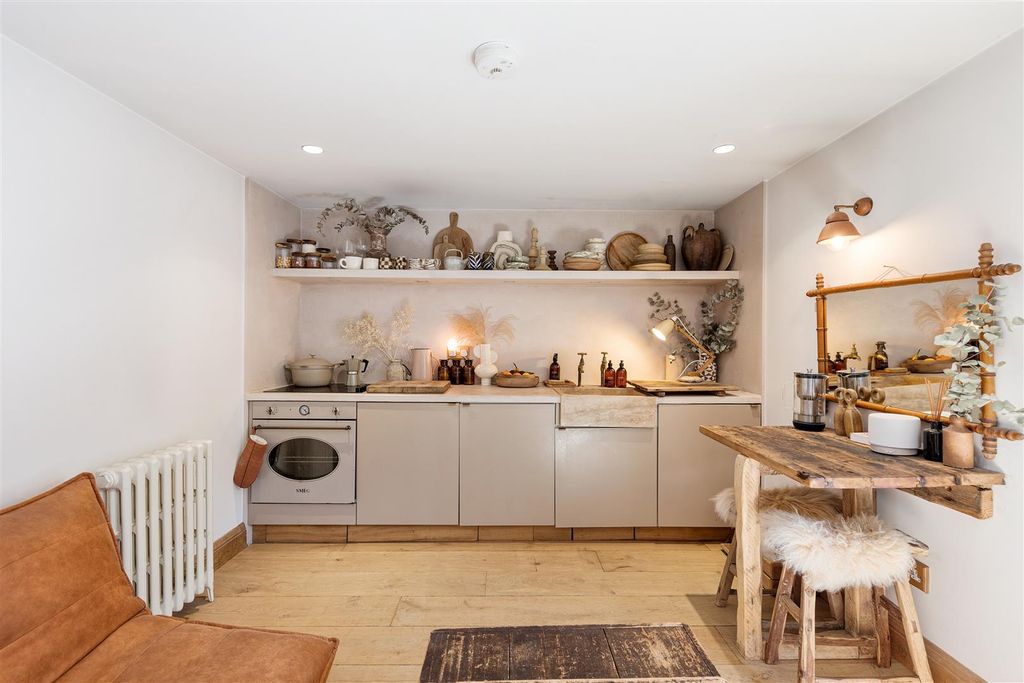 Property photo 2 of 17 Langthorne Road, E11