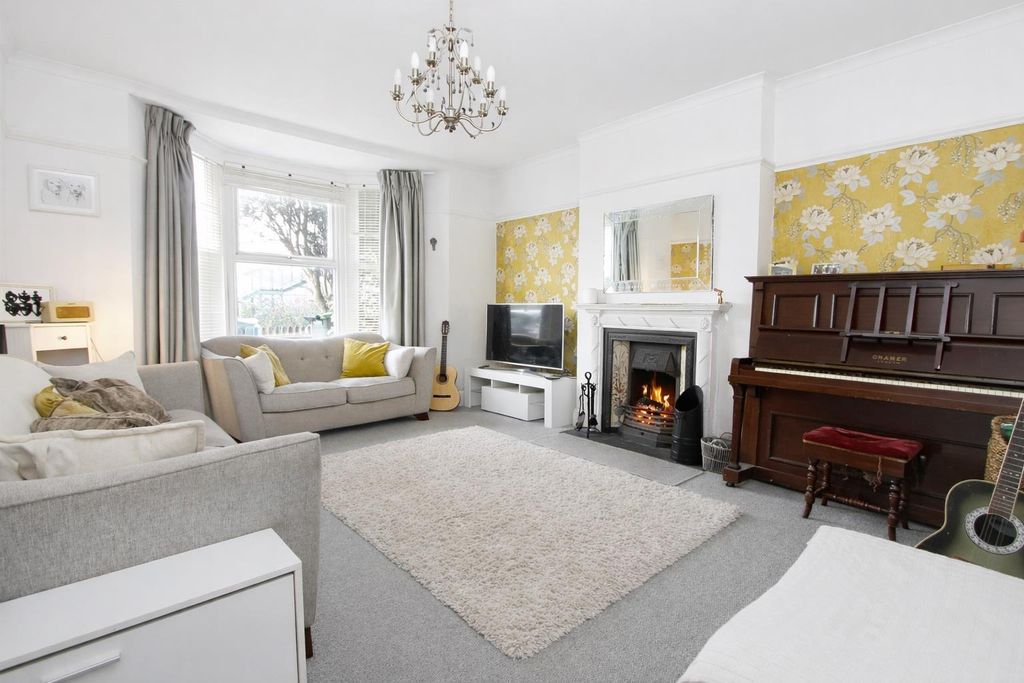 Property photo 3 of 25 Lounge2