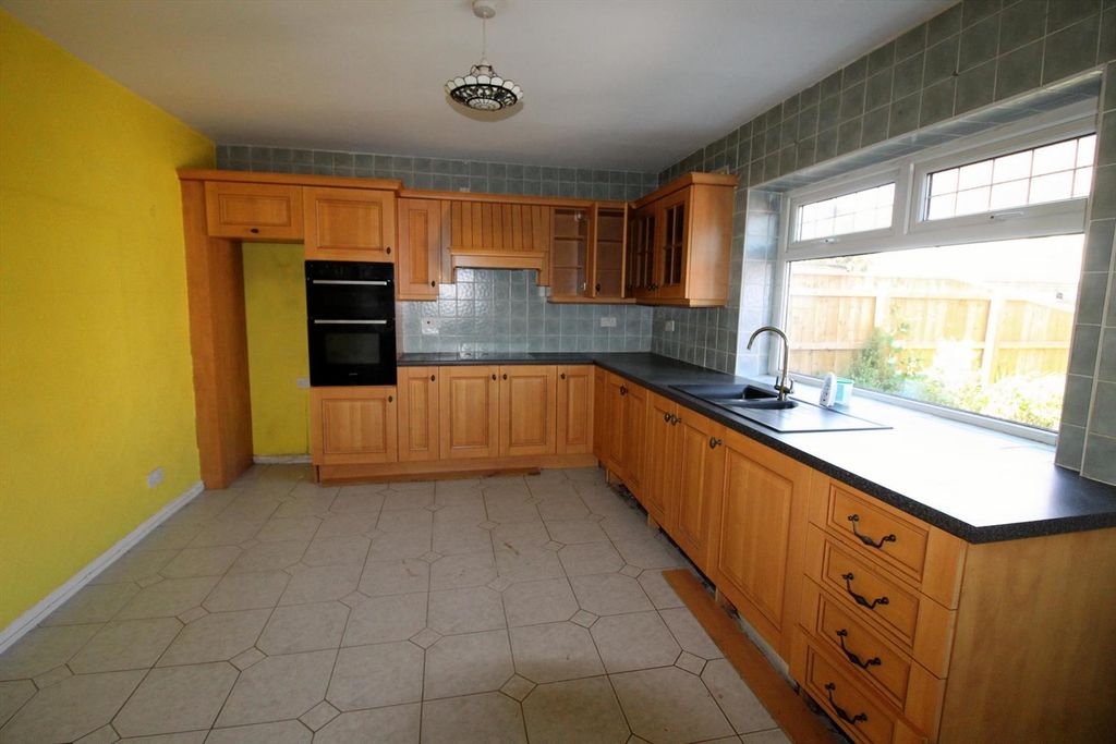 Property photo 2 of 10 Kitchen.Jpg