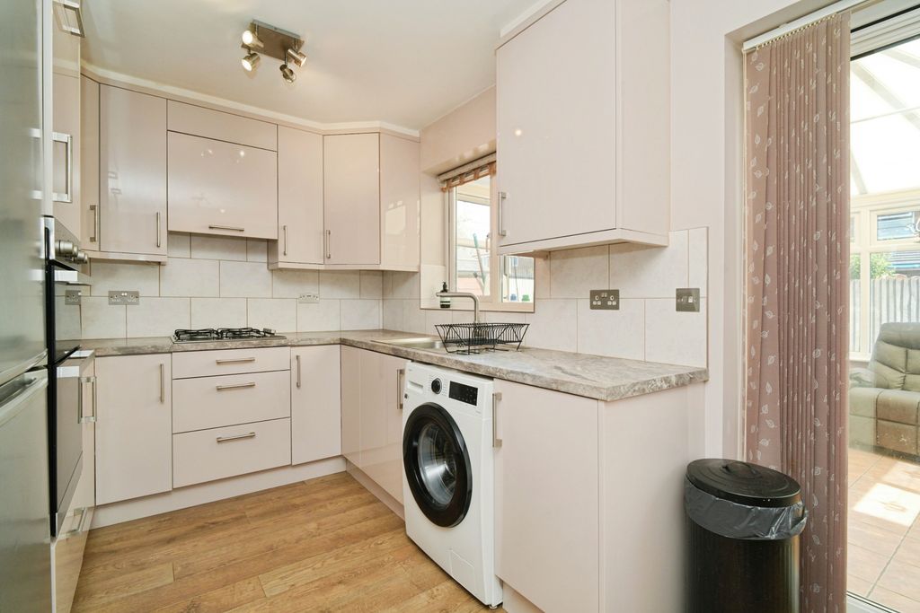 Property photo 3 of 18 Kitchen