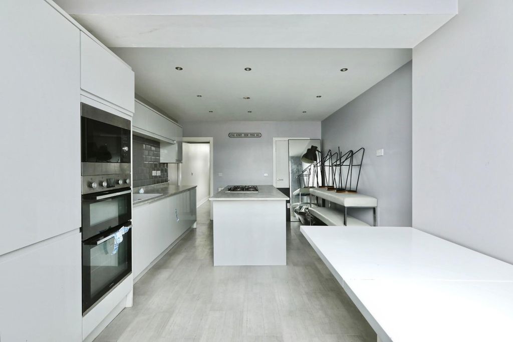 Property photo 2 of 11 Kitchen