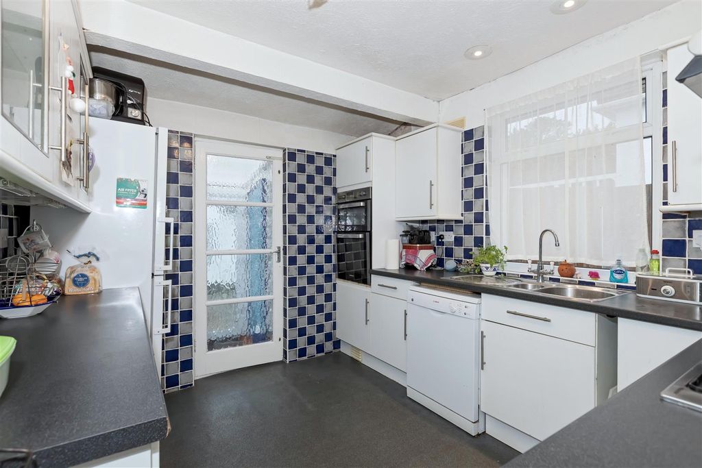 Property photo 2 of 18 Uplands Avenue_9.Jpg