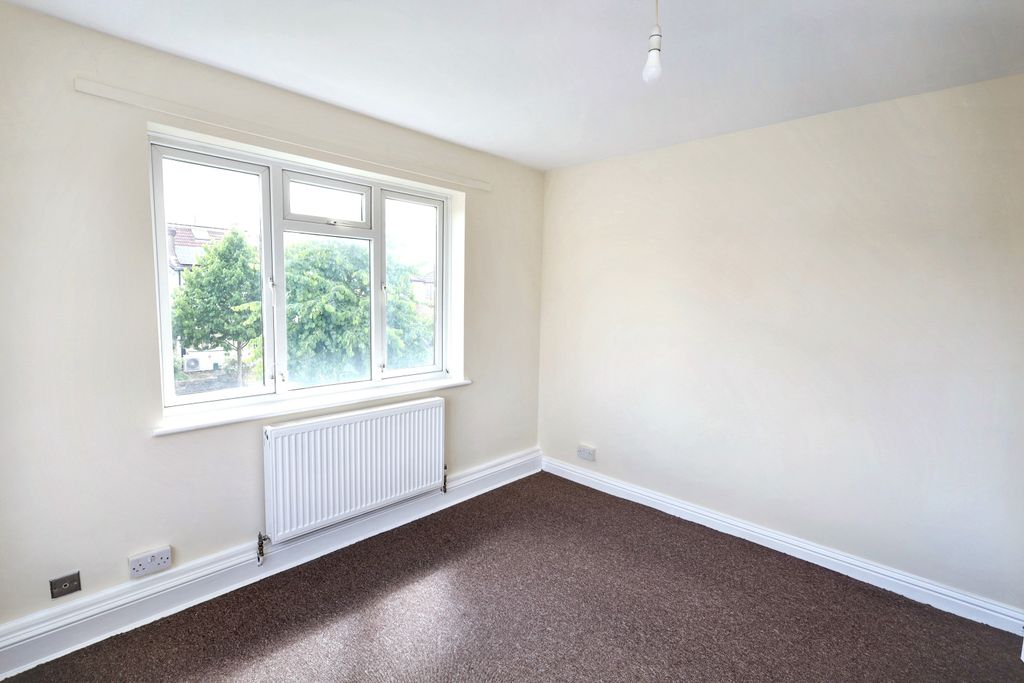 Property photo 3 of 11 13 Cotswold Court, Hodder Drive, Perivale, Greenford, Ub6 8Lj