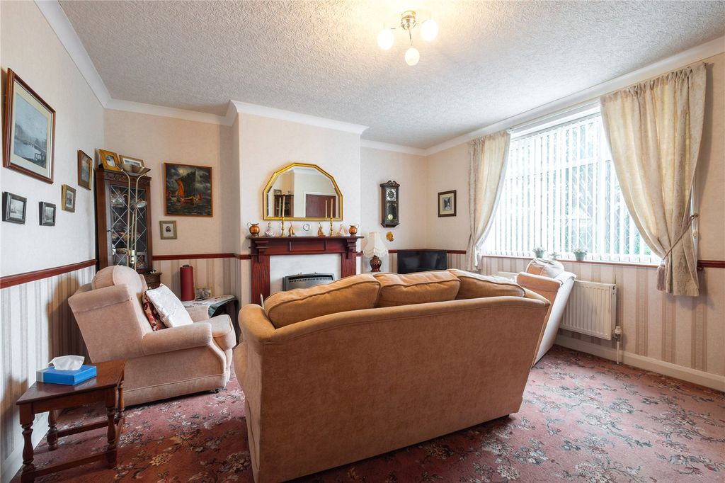 Property photo 3 of 14 Lounge