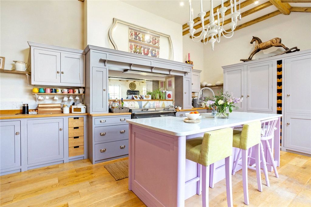 Property photo 3 of 11 Kitchen