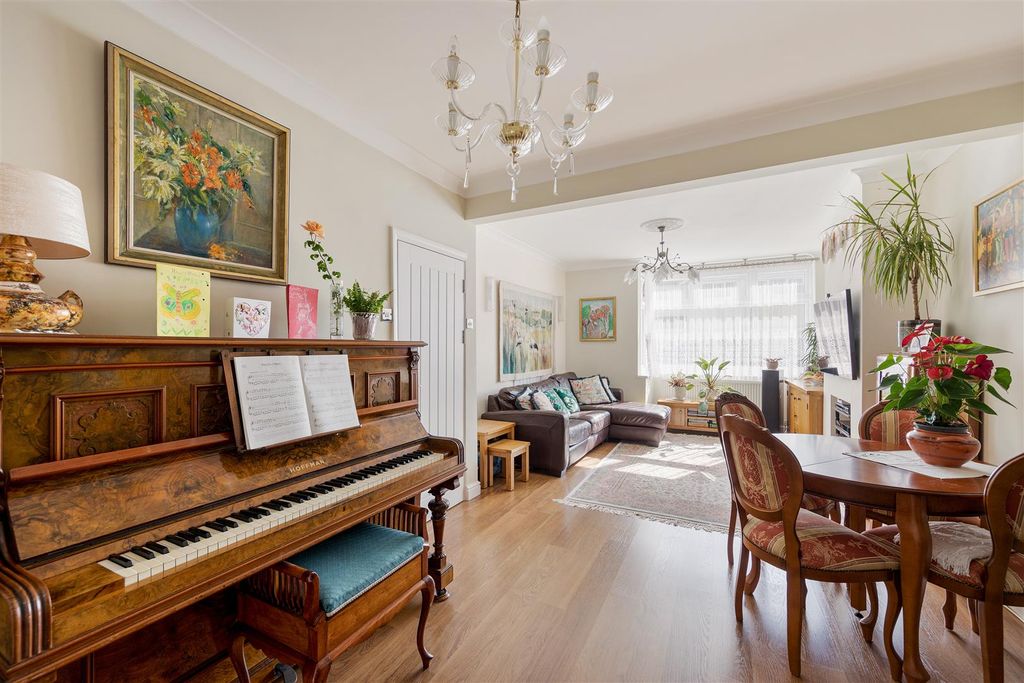 Property photo 2 of 30 Alpha Road, E4