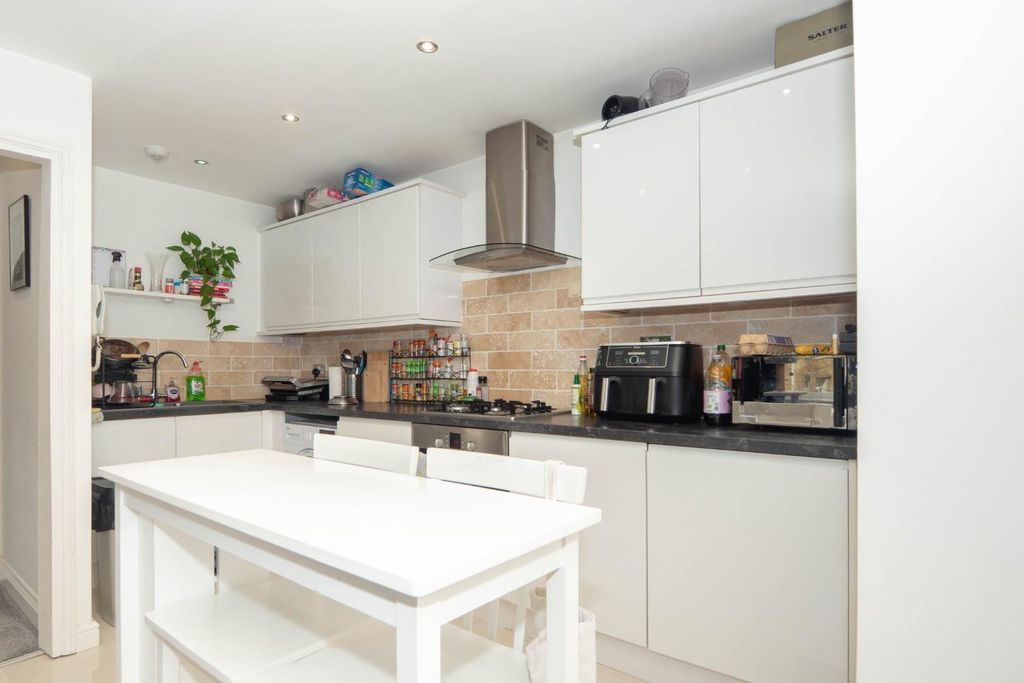 Property photo 3 of 19 Kitchen