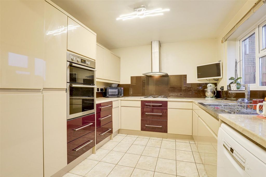 Property photo 3 of 24