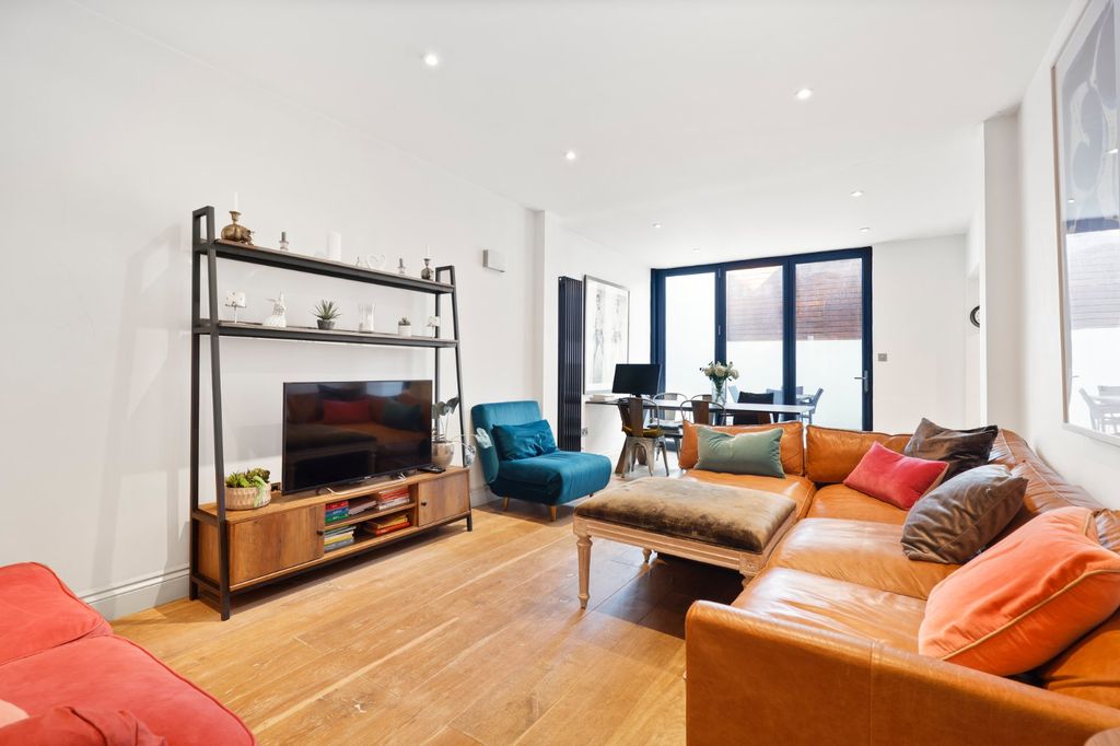 Property photo 2 of 25