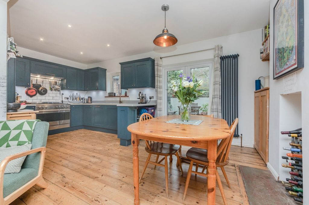 Property photo 3 of 27