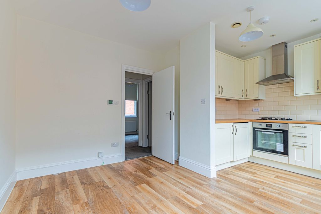 Property photo 2 of 6 Flat 1, 16 Clarendon