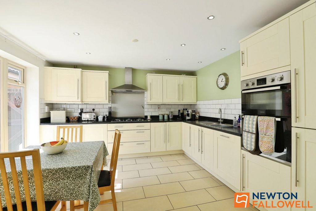 Property photo 2 of 34