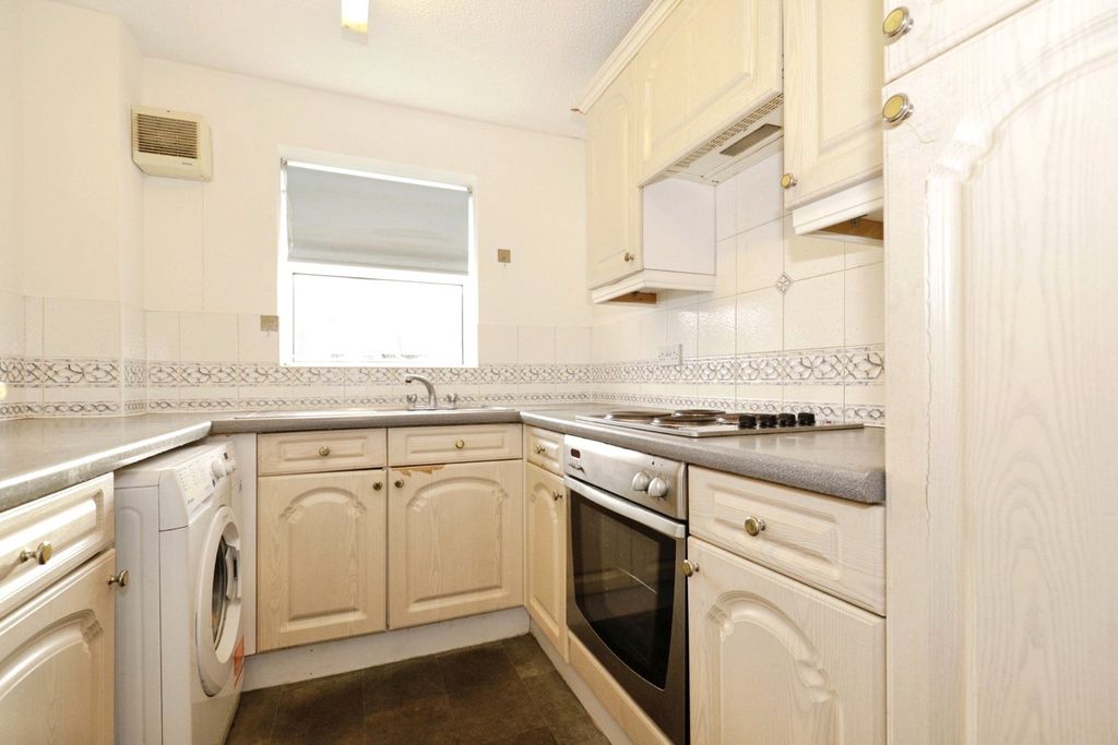 Property photo 3 of 7 Kitchen