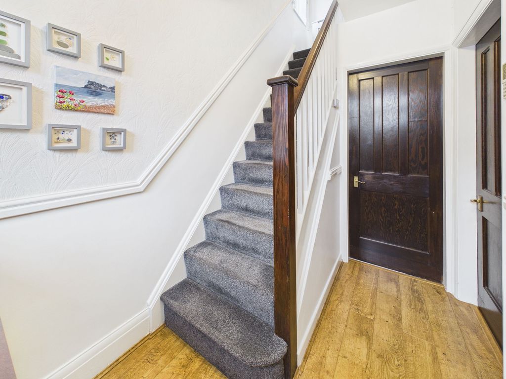 Property photo 3 of 27 Entrance Hall