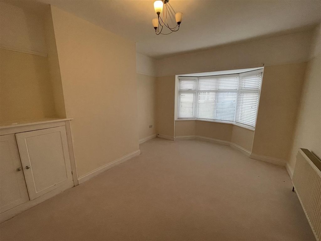 Property photo 2 of 8 Lounge