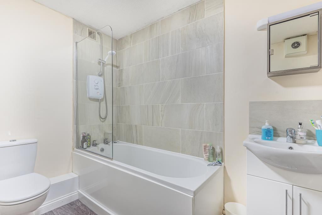 Property photo 2 of 11 Bathroom