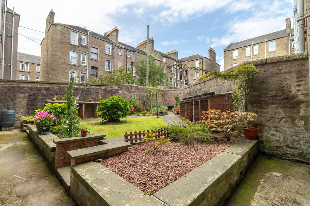 Property photo 2 of 12 Communal Garden