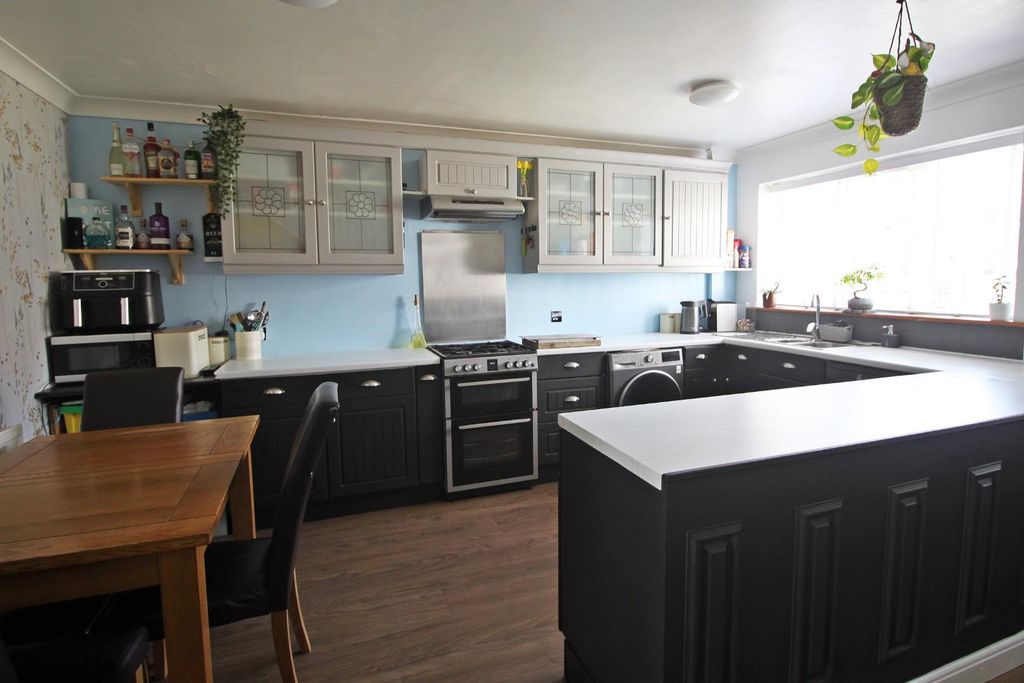 Property photo 3 of 11 Kitchen 2.Jpg