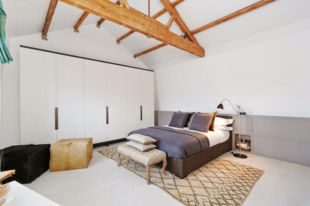 Property photo 3 of 10 Bedroom