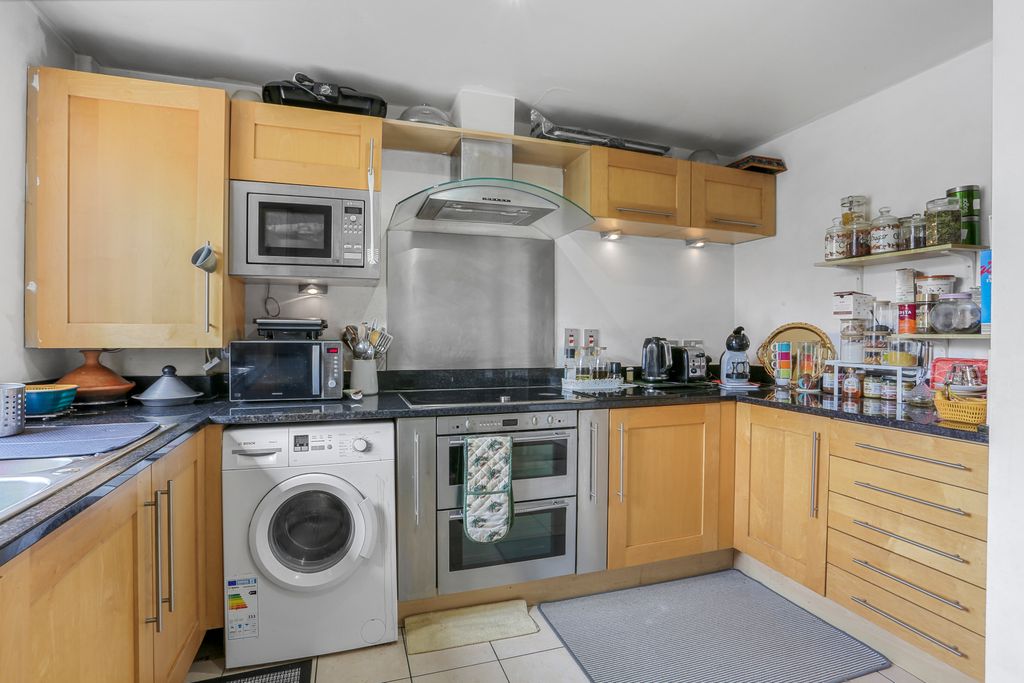 Property photo 2 of 13 1705045760 - 6, 6 Foxley Lane, Cr8 - 9
