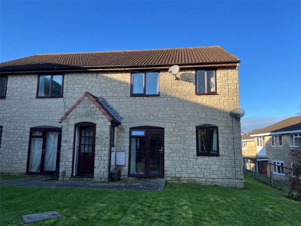 Property photo 1 of 7 Knights Court Exterior