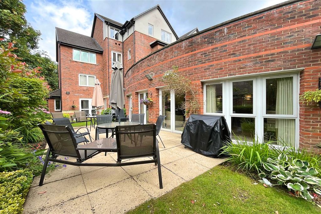 Property photo 2 of 21 Communal Gardens