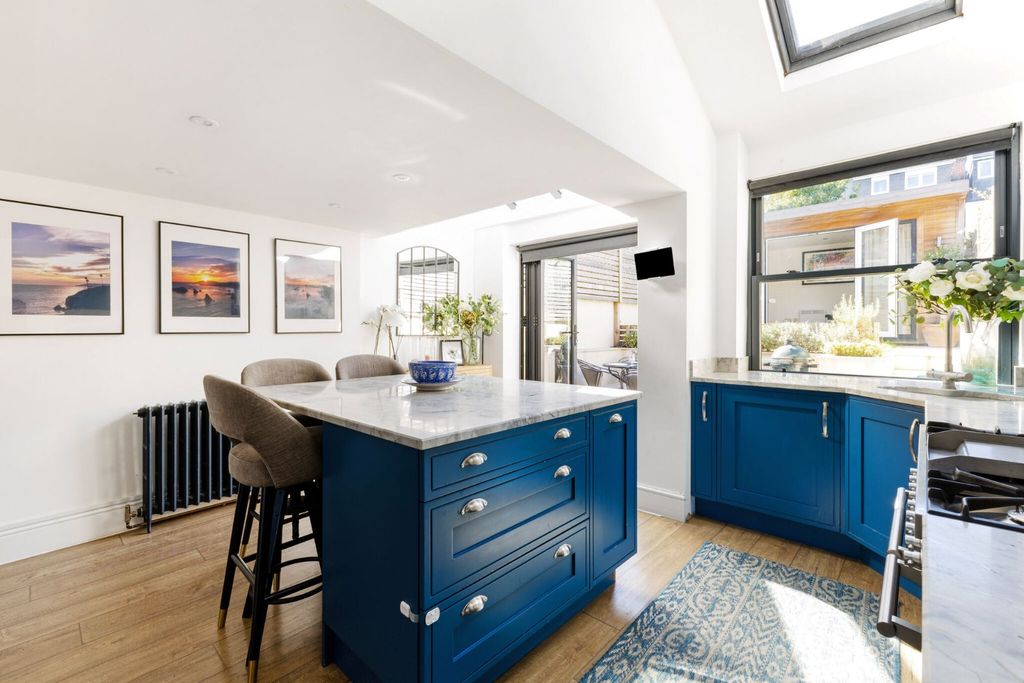 Property photo 3 of 12 Kitchen