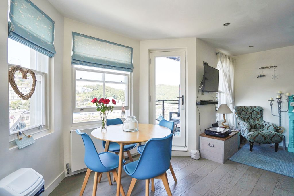 2 bed flat for saleStation Road, Looe PL13 photo 5