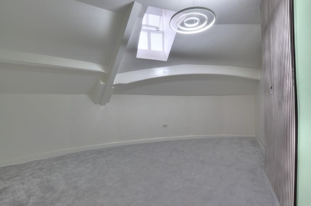 Property photo 2 of 28