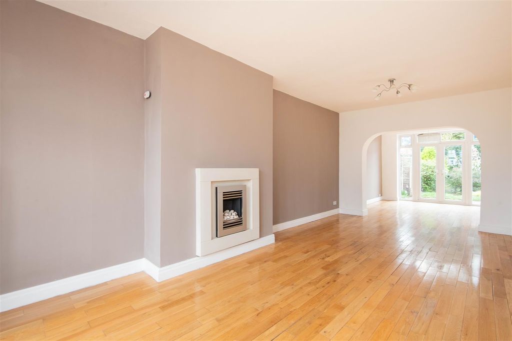 Property photo 3 of 24 Lounge