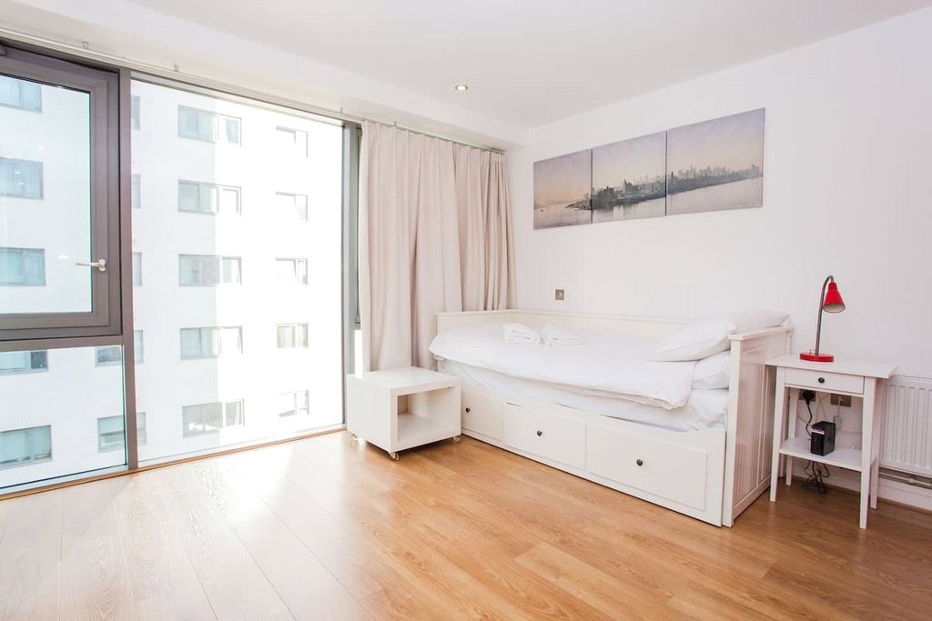 Property photo 2 of 11 Aqua Vista Sq, E3