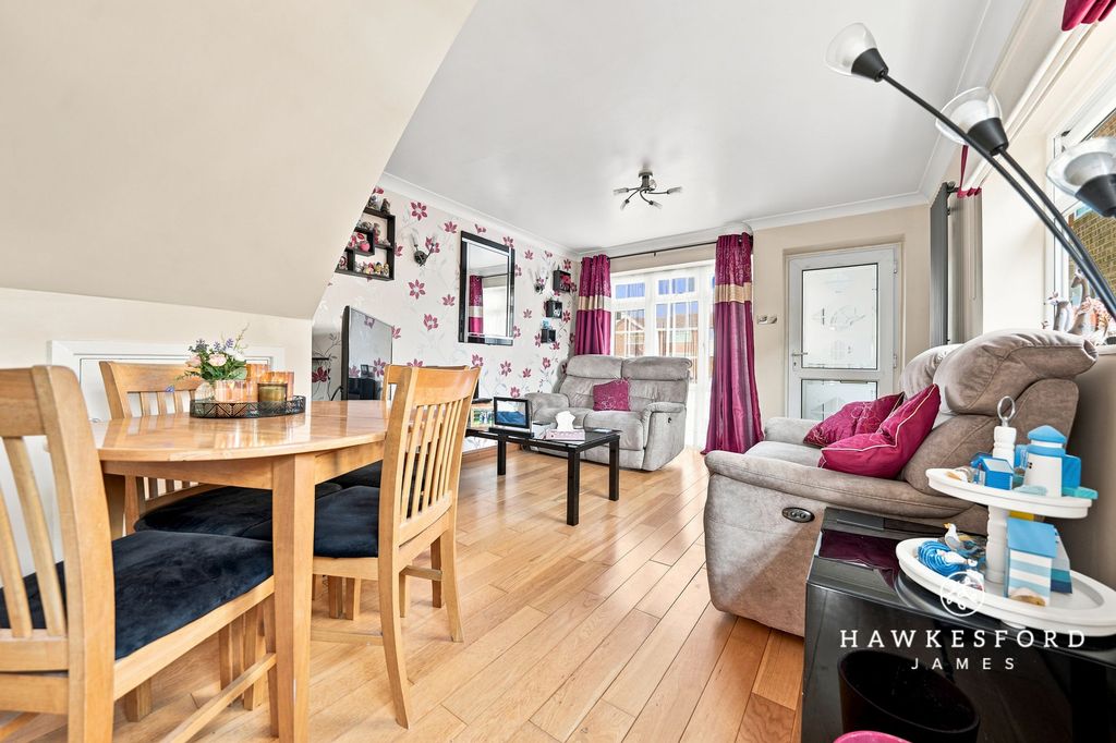 Property photo 2 of 17 Periwinkle Close, Sittingbourne - Lounge