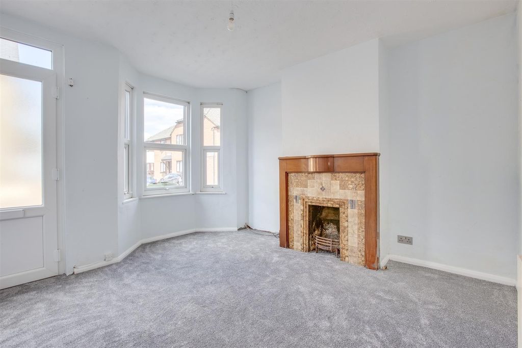 Property photo 2 of 12 56 Green Street, Hp11 2Re-6.Jpg