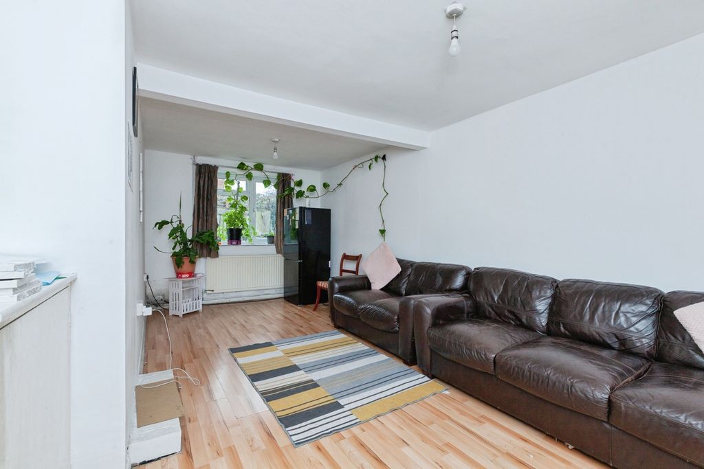 Property photo 2 of 15 Lounge