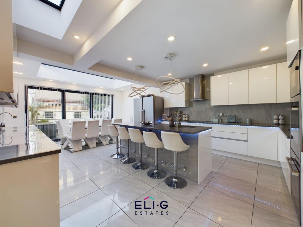 Property photo 1 of 16 A Desirable, Deceptively-Large, 6 Bedroom Terraced House Offered Chain Free