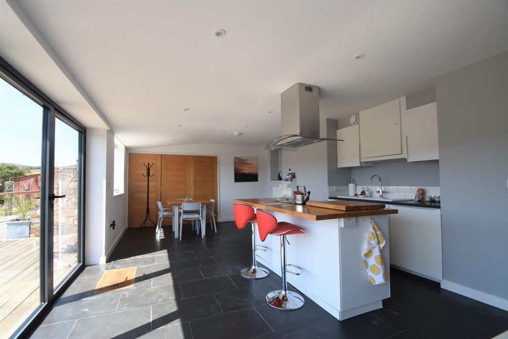 Property photo 2 of 10 Tiverton Seddons