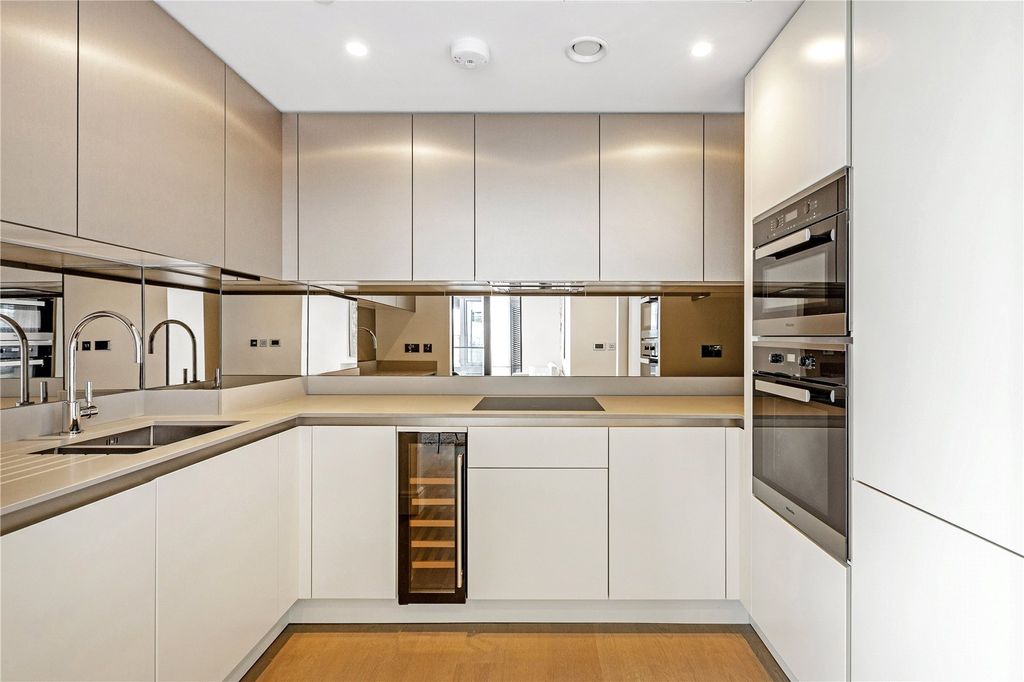Property photo 3 of 19 Kitchen