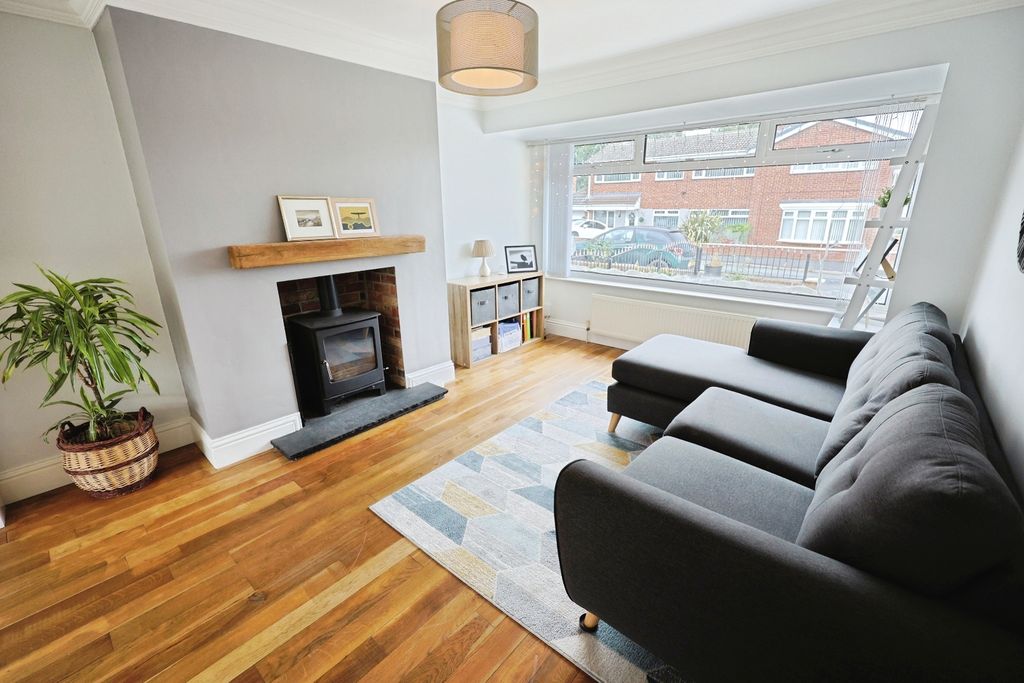 Property photo 3 of 18 Pbox-Living_Room-312205.Jpg