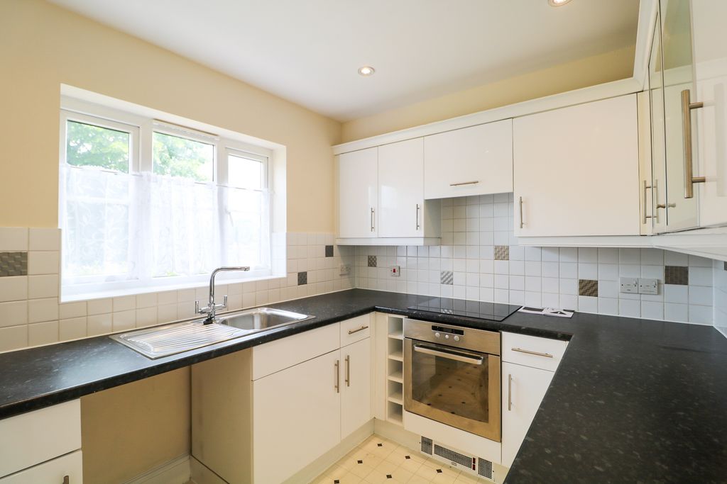 Property photo 3 of 12 Kitchen