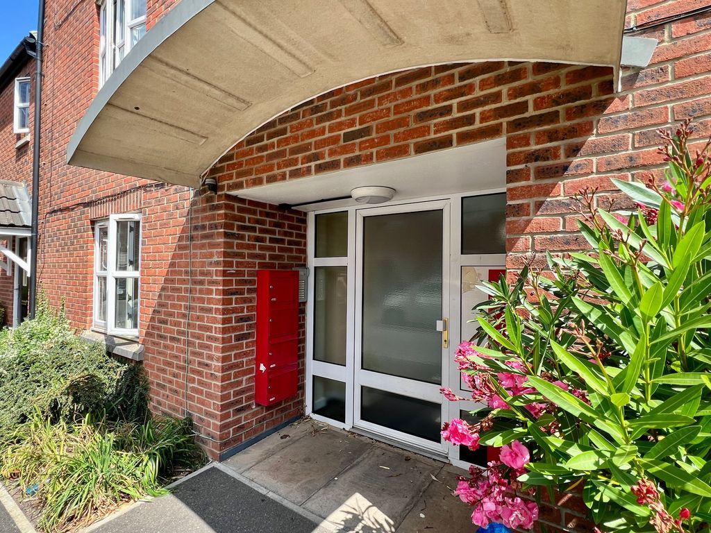 Property photo 3 of 11 Communal Entrance