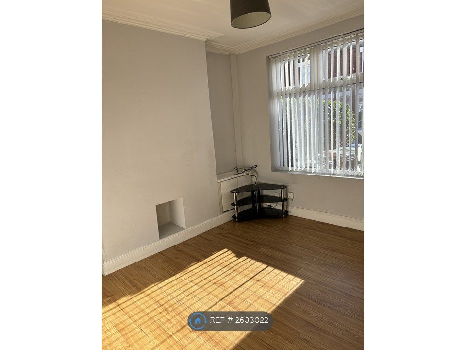 Property photo 2 of 11 Spacious Sunny Lounge