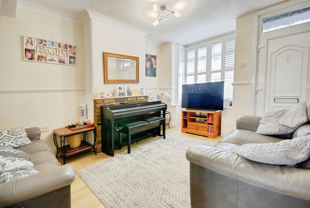 Property photo 3 of 8 Pbox-Img.Jpg