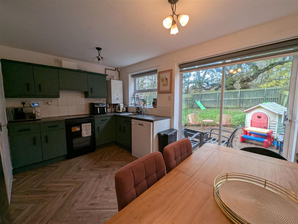 Property photo 3 of 11 Kitchen