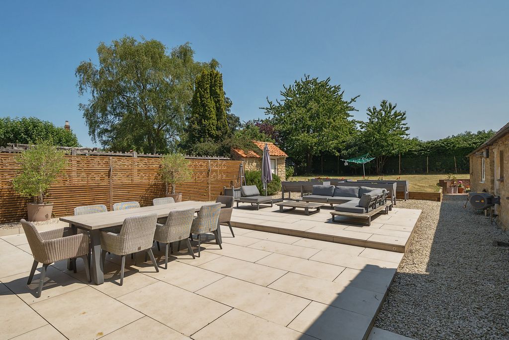 Property photo 2 of 23