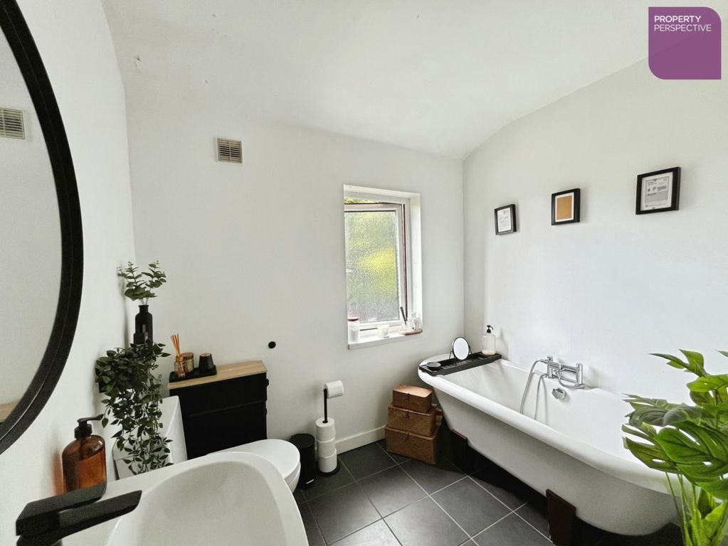 Property photo 1 of 17 Bathroom