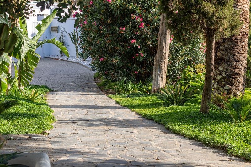 Property photo 3 of 136