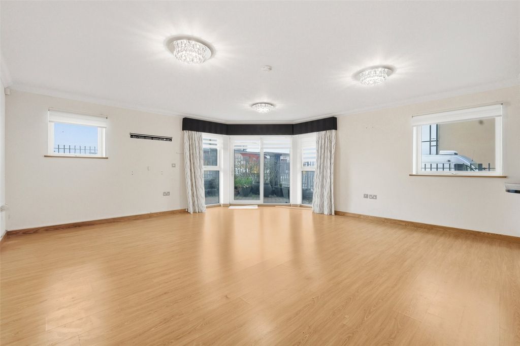 Property photo 2 of 18 Picture No. 12