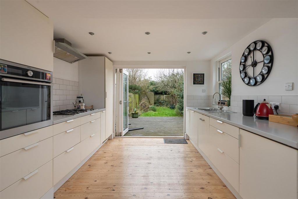 Property photo 2 of 18 Nelson Road, Whitstable